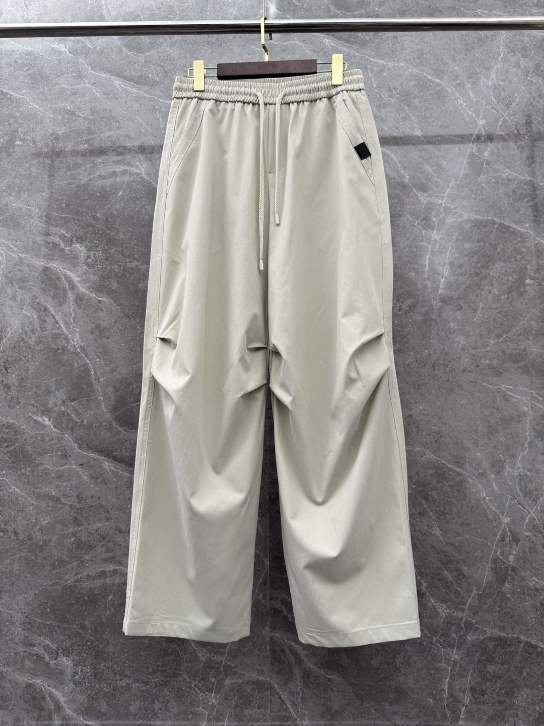 罗意威 新款经典高定新款工装裤，采用梭织面料，超级亲肤舒适，面料超绝，工装口袋设计，上身效果超级帅气！颜