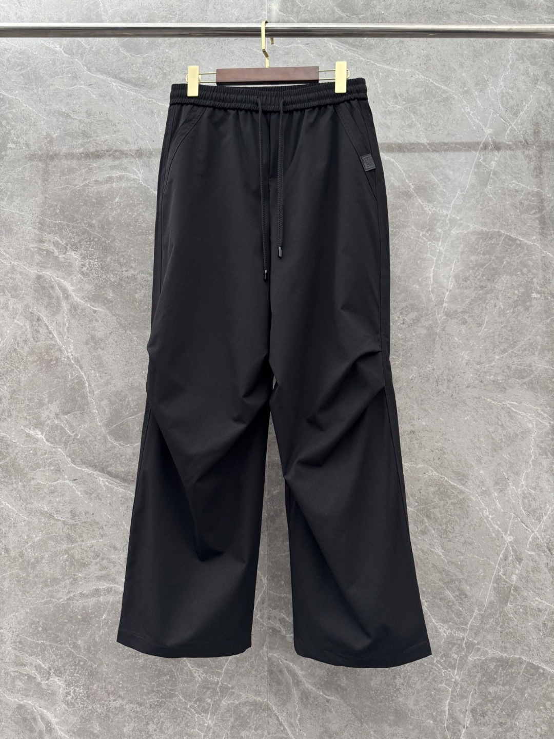 罗意威 新款经典高定新款工装裤，采用梭织面料，超级亲肤舒适，面料超绝，工装口袋设计，上身效果超级帅气！颜