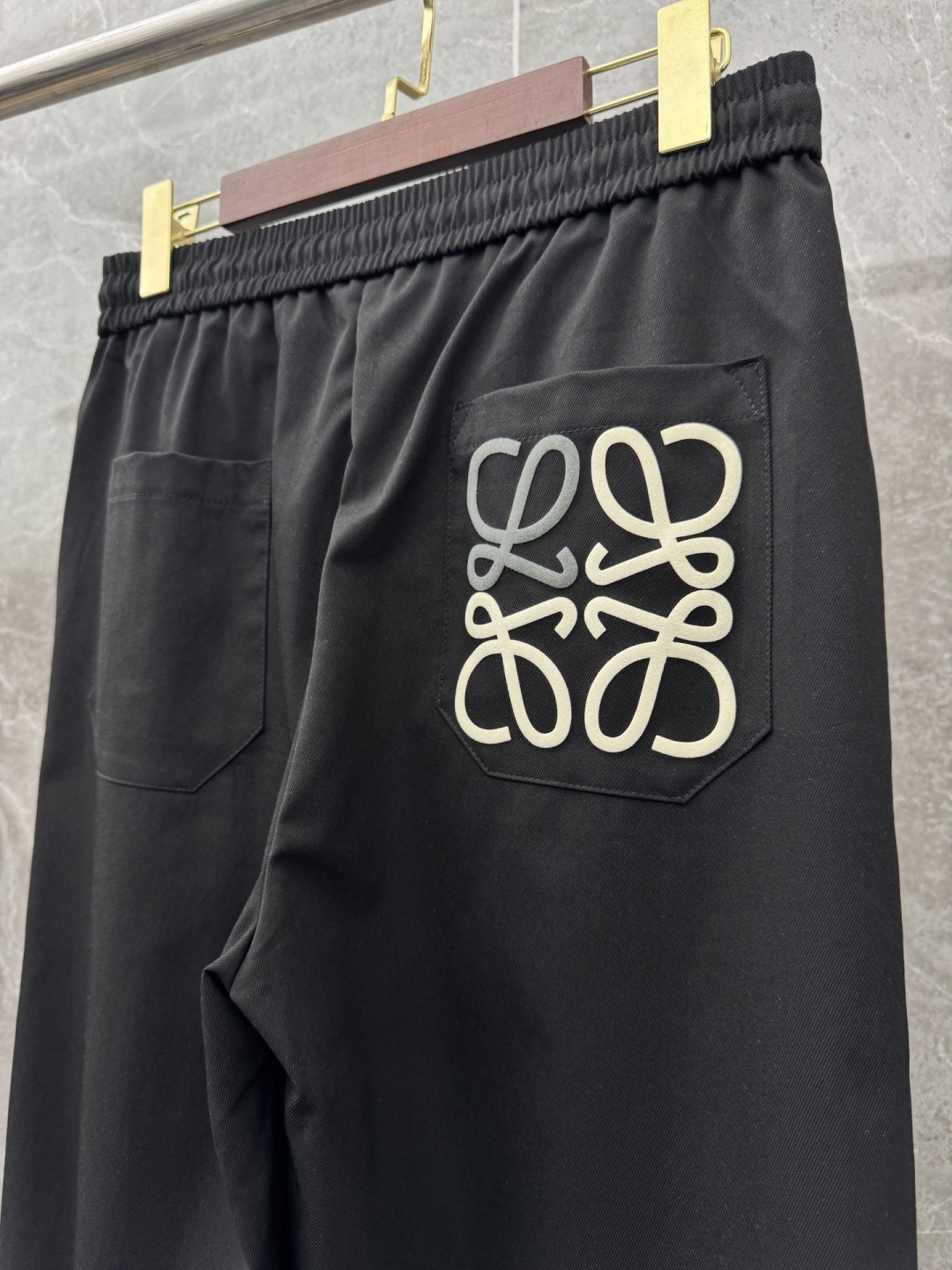 罗意威 新款经典高定新款工装裤，采用梭织面料，超级亲肤舒适，面料超绝，工装口袋设计，上身效果超级帅气！颜