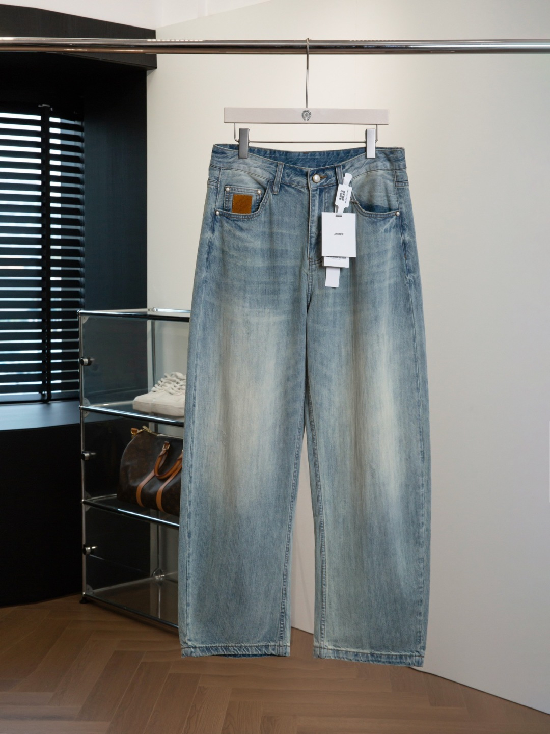 品牌：L**V季度：2026春夏颜色：蓝色尺码：S—2XL版型：弯刀裤 牛仔裤重量：10.3安成分：95