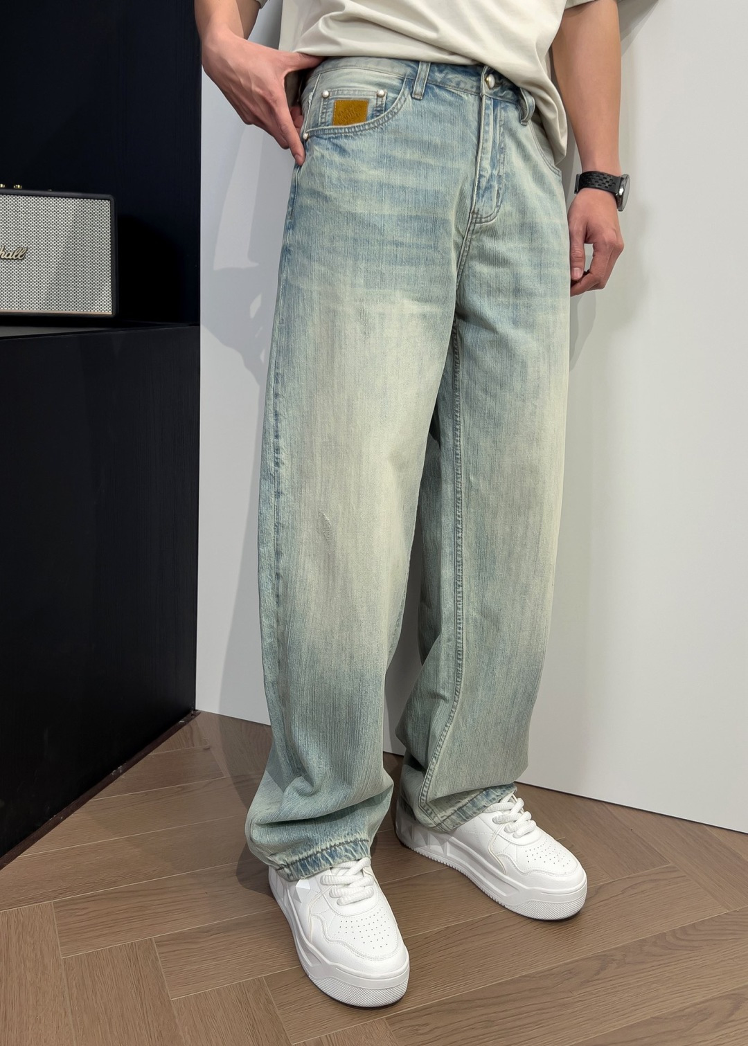 品牌：L**V季度：2026春夏颜色：蓝色尺码：S—2XL版型：弯刀裤 牛仔裤重量：10.3安成分：95