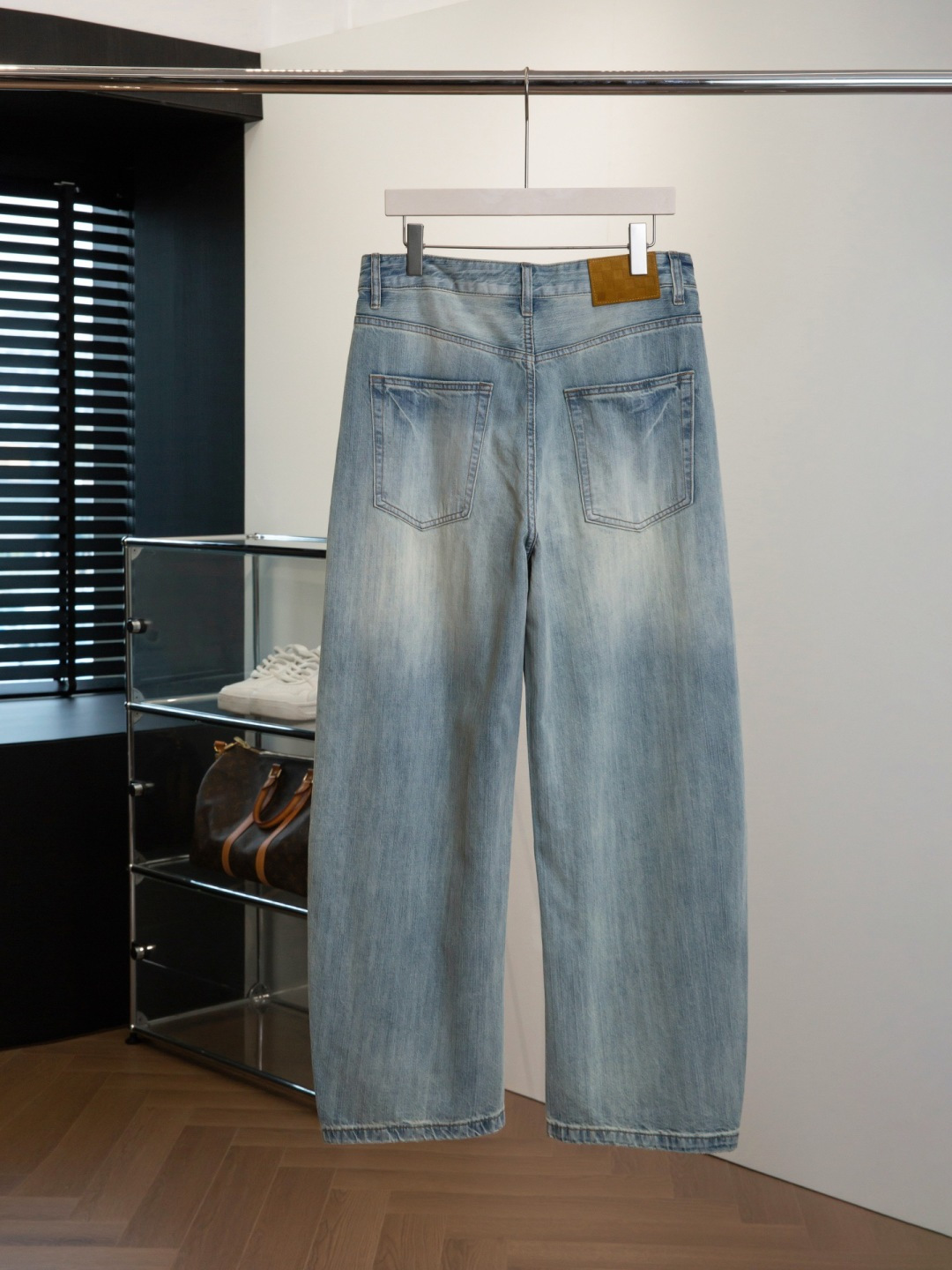 品牌：L**V季度：2026春夏颜色：蓝色尺码：S—2XL版型：弯刀裤 牛仔裤重量：10.3安成分：95