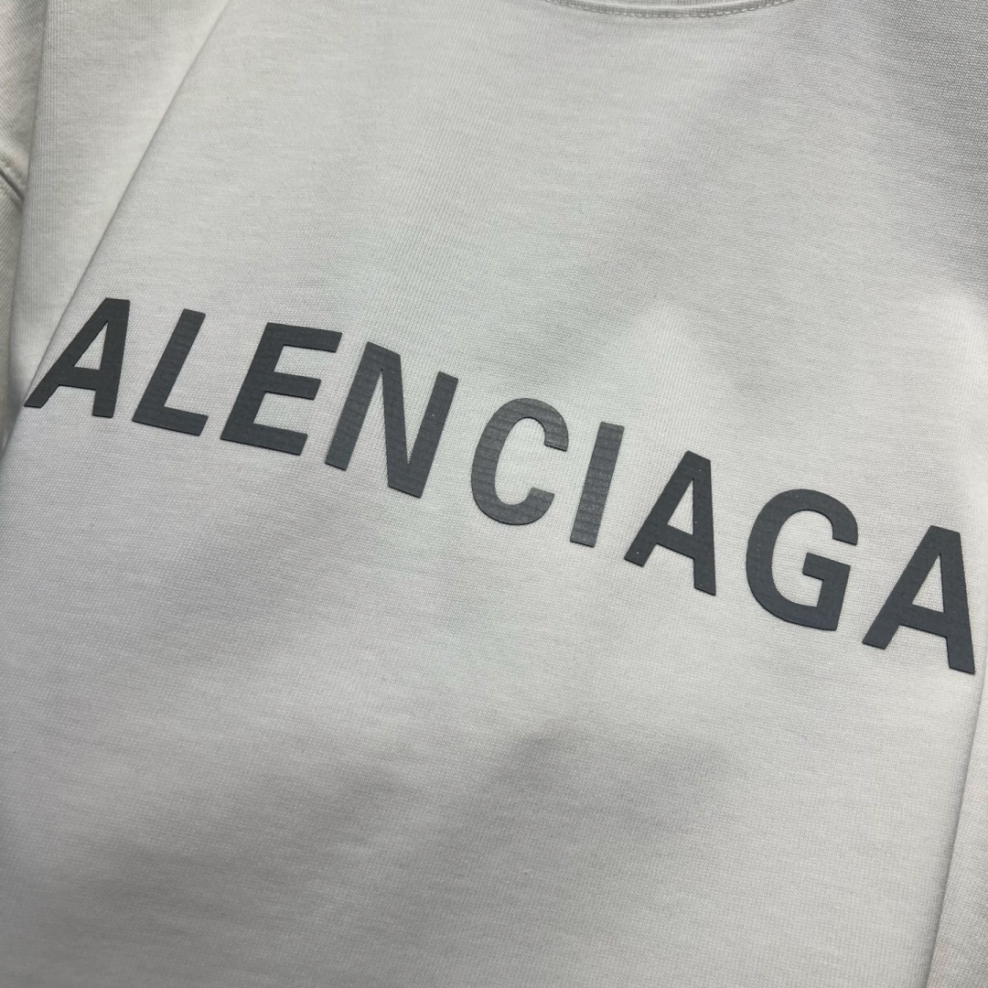 新款春季重磅T恤🆕颜色：黑，白，红码数：XS-XL款号：52135