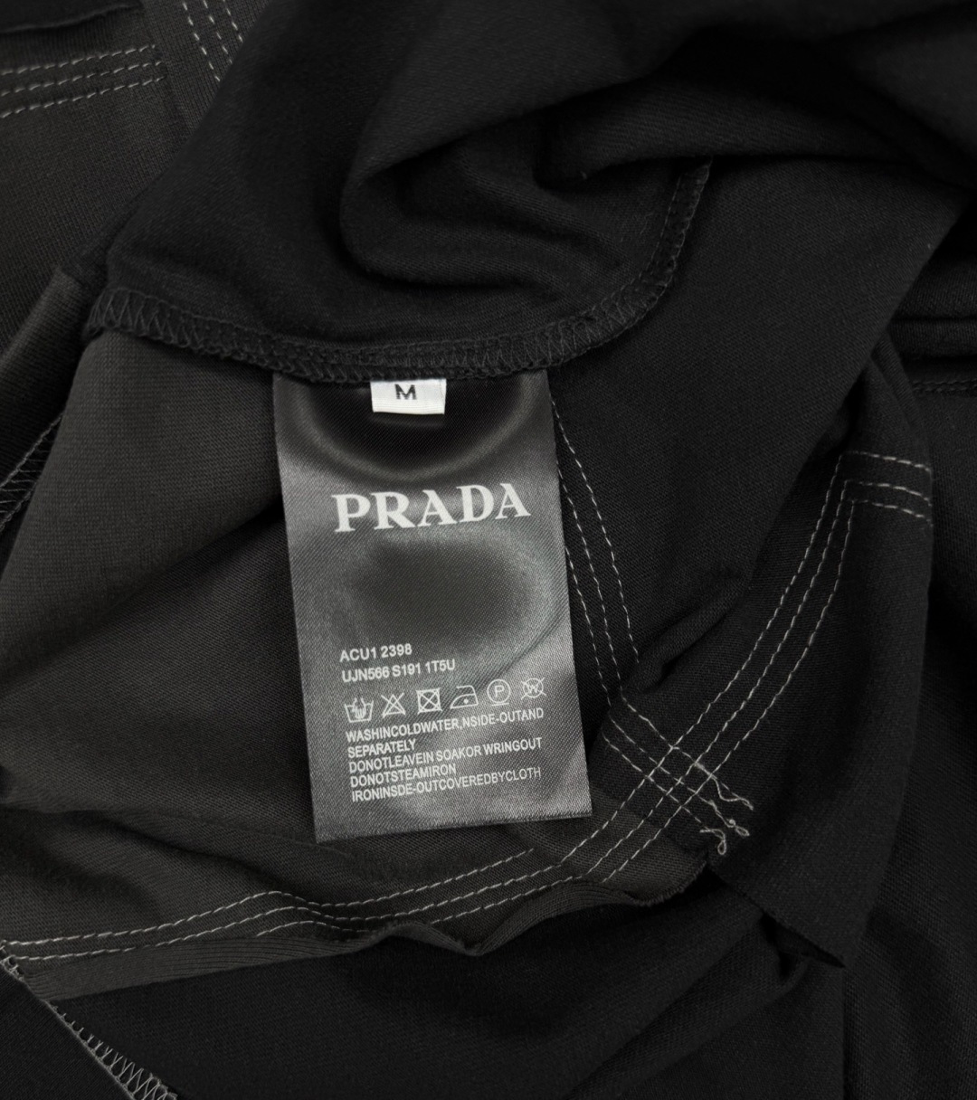 普家 春夏假两件新款短袖，面料采用棉质面料，整体拼接工艺，平整硬挺有型，假两件设计拼接穿出层次感，log