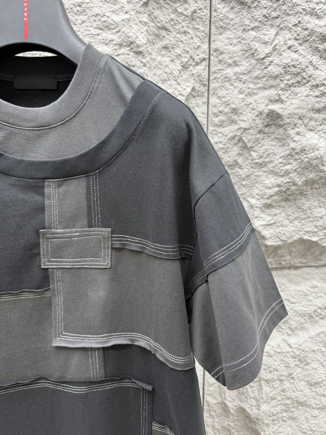 普家 春夏假两件新款短袖，面料采用棉质面料，整体拼接工艺，平整硬挺有型，假两件设计拼接穿出层次感，log