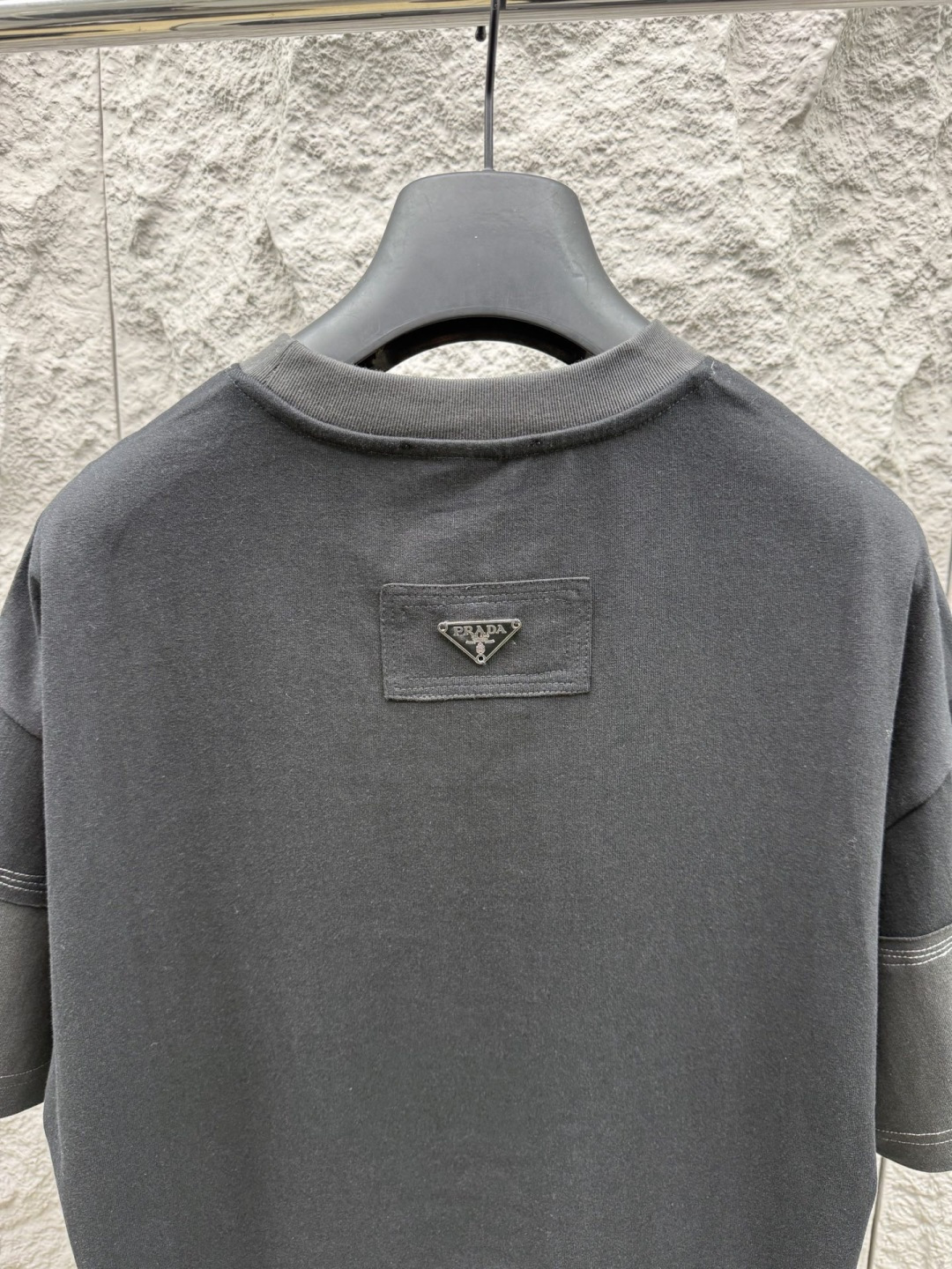 普家 春夏假两件新款短袖，面料采用棉质面料，整体拼接工艺，平整硬挺有型，假两件设计拼接穿出层次感，log