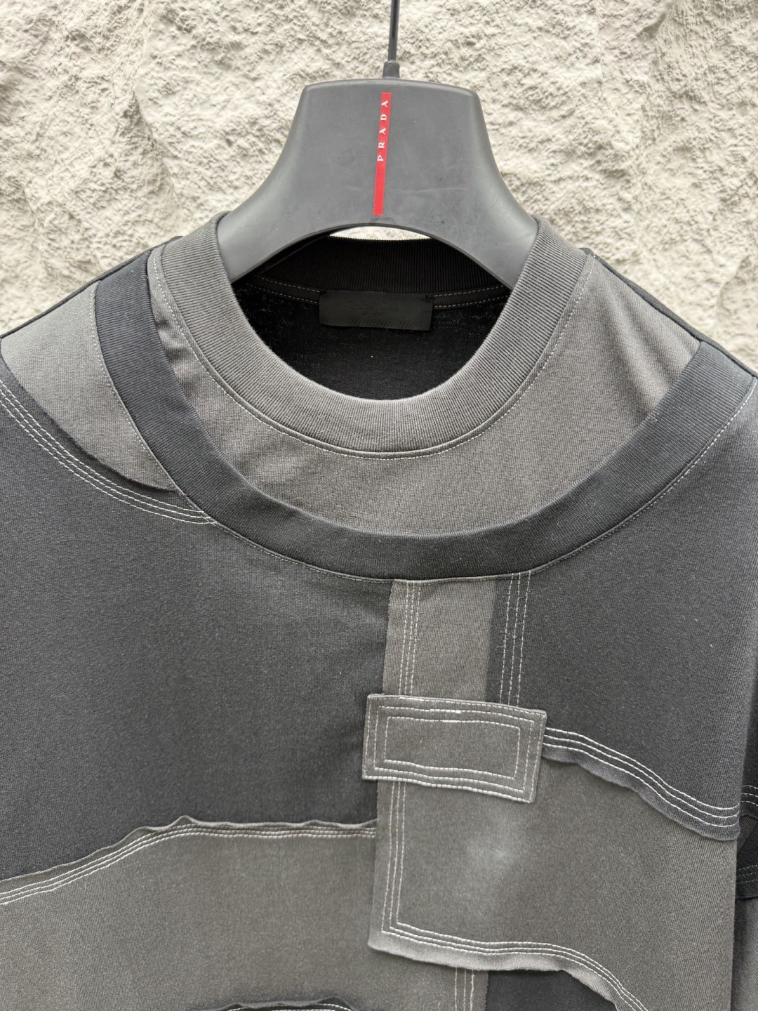 普家 春夏假两件新款短袖，面料采用棉质面料，整体拼接工艺，平整硬挺有型，假两件设计拼接穿出层次感，log