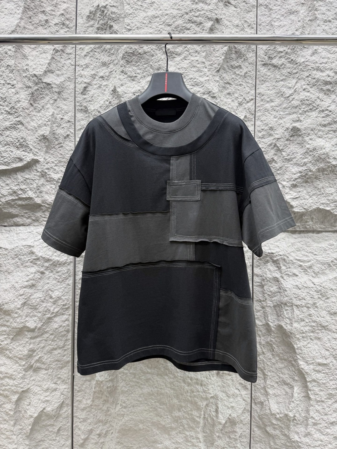 普家 春夏假两件新款短袖，面料采用棉质面料，整体拼接工艺，平整硬挺有型，假两件设计拼接穿出层次感，log