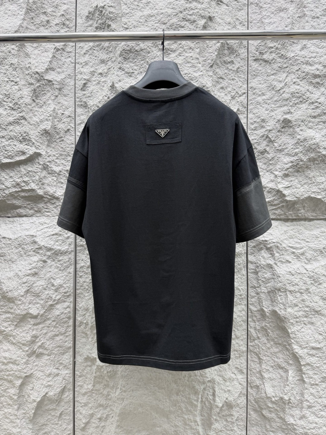 普家 春夏假两件新款短袖，面料采用棉质面料，整体拼接工艺，平整硬挺有型，假两件设计拼接穿出层次感，log