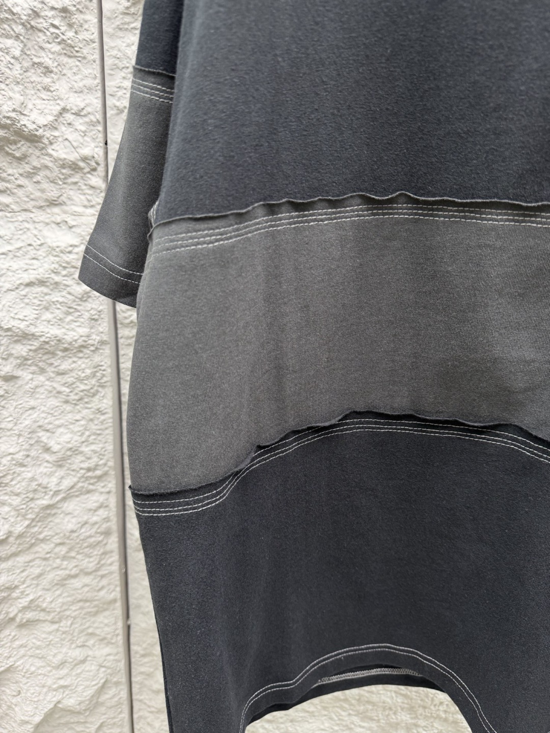 普家 春夏假两件新款短袖，面料采用棉质面料，整体拼接工艺，平整硬挺有型，假两件设计拼接穿出层次感，log