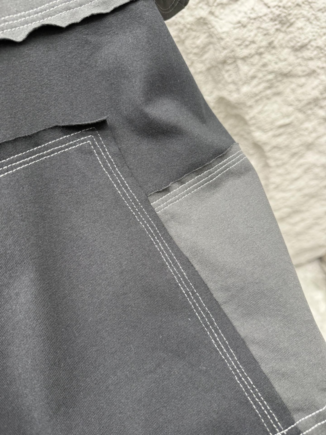 普家 春夏假两件新款短袖，面料采用棉质面料，整体拼接工艺，平整硬挺有型，假两件设计拼接穿出层次感，log