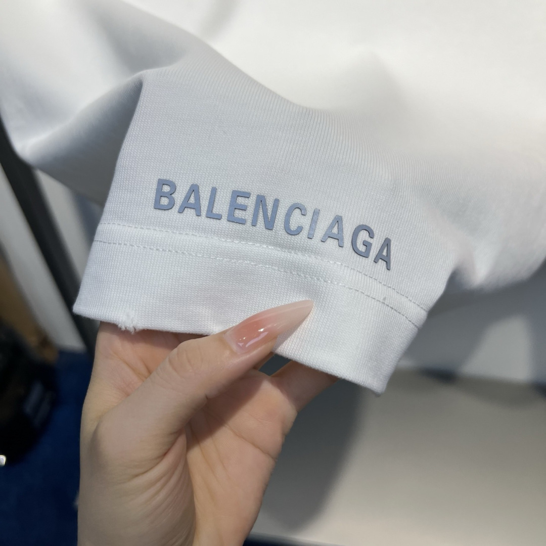 新款春季重磅T恤🆕颜色：黑，白，红码数：XS-XL款号：52135