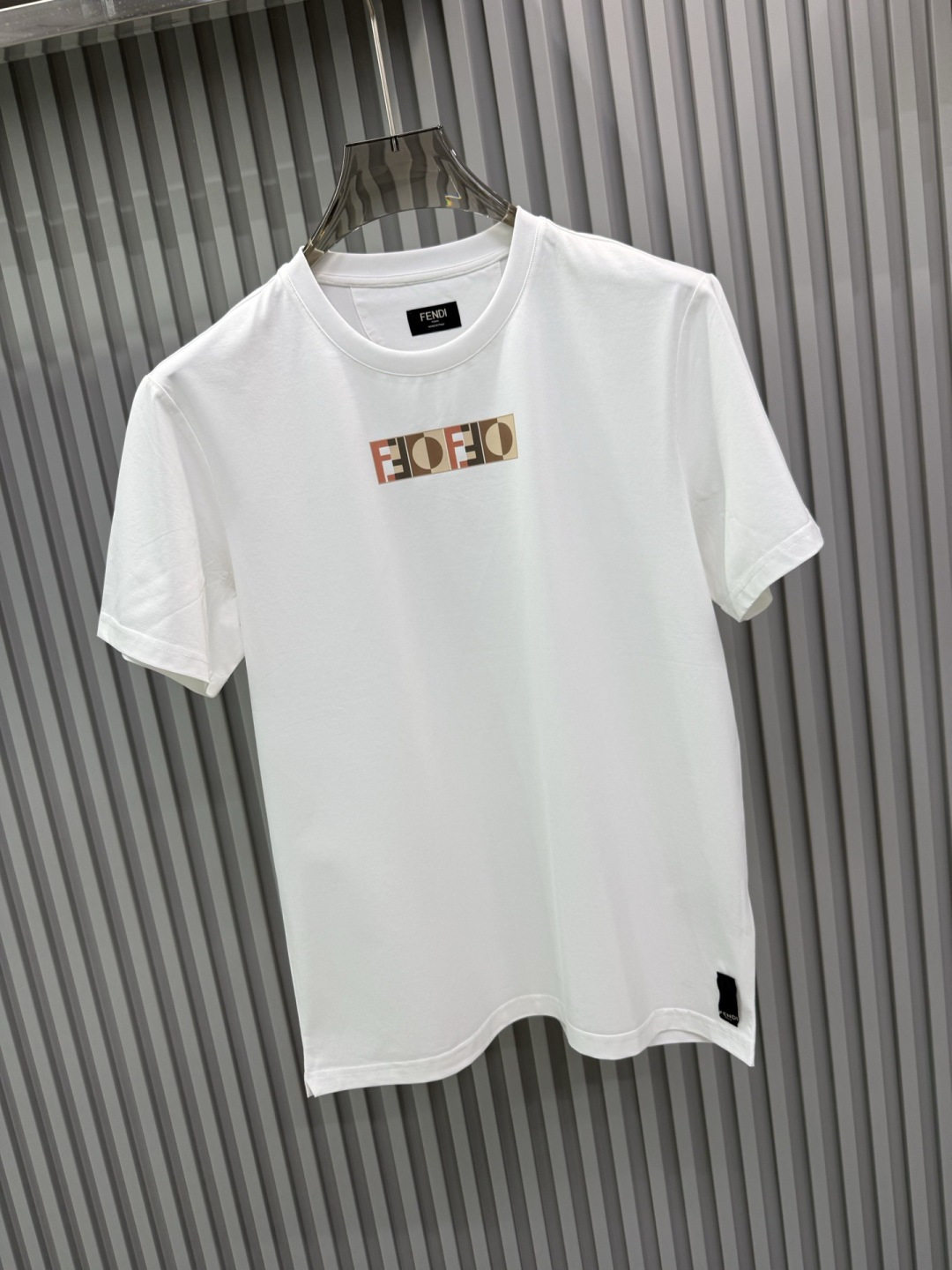 FENDI2026春夏新品的字母印花短袖T恤，设计简约但极具辨识度，适合追求时尚感与品牌调性的穿搭爱好者