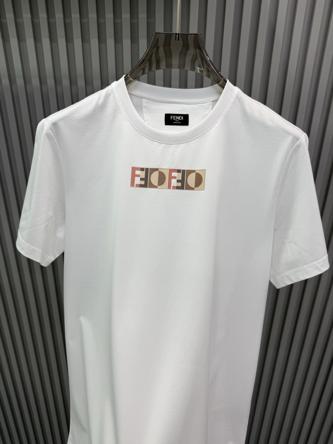 FENDI2026春夏新品的字母印花短袖T恤，设计简约但极具辨识度，适合追求时尚感与品牌调性的穿搭爱好者