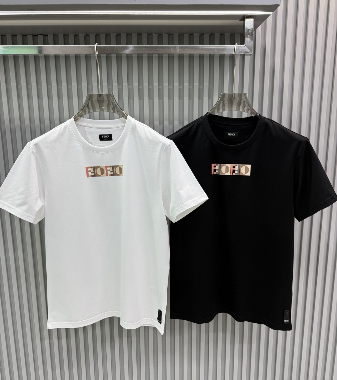 FENDI2026春夏新品的字母印花短袖T恤，设计简约但极具辨识度，适合追求时尚感与品牌调性的穿搭爱好者