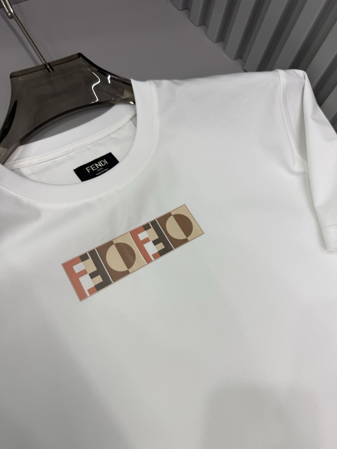FENDI2026春夏新品的字母印花短袖T恤，设计简约但极具辨识度，适合追求时尚感与品牌调性的穿搭爱好者