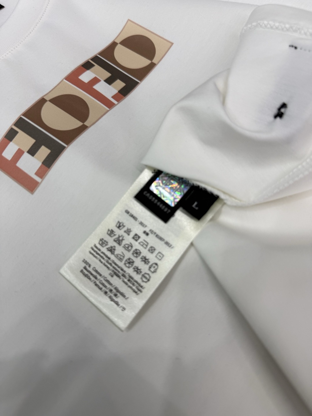 FENDI2026春夏新品的字母印花短袖T恤，设计简约但极具辨识度，适合追求时尚感与品牌调性的穿搭爱好者
