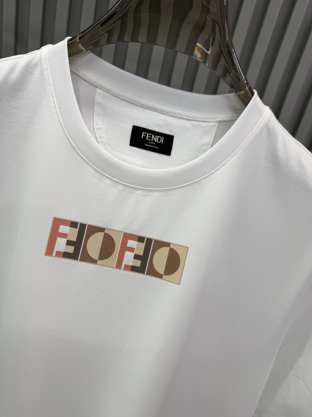 FENDI2026春夏新品的字母印花短袖T恤，设计简约但极具辨识度，适合追求时尚感与品牌调性的穿搭爱好者