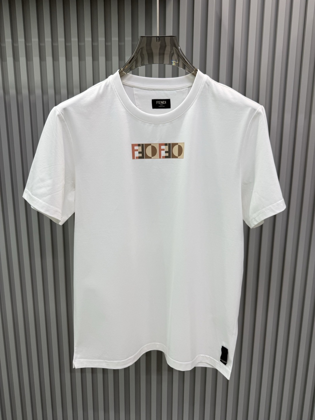 FENDI2026春夏新品的字母印花短袖T恤，设计简约但极具辨识度，适合追求时尚感与品牌调性的穿搭爱好者