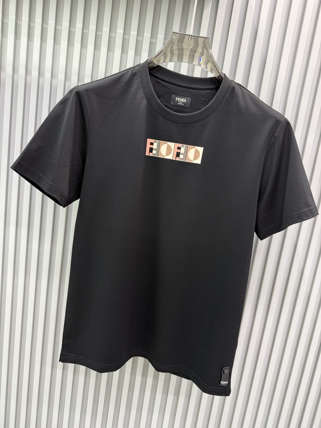 FENDI2026春夏新品的字母印花短袖T恤，设计简约但极具辨识度，适合追求时尚感与品牌调性的穿搭爱好者