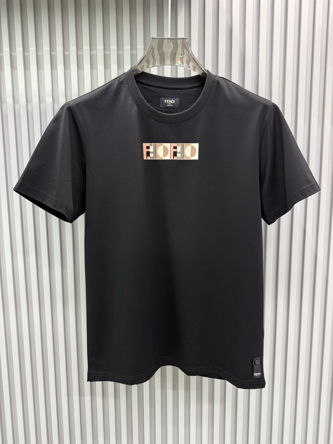 FENDI2026春夏新品的字母印花短袖T恤，设计简约但极具辨识度，适合追求时尚感与品牌调性的穿搭爱好者