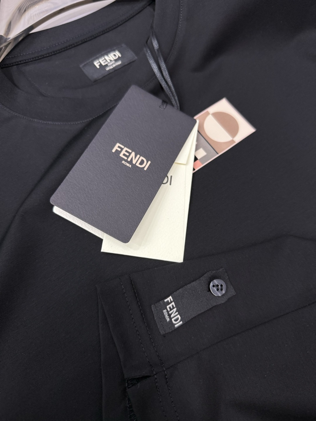 FENDI2026春夏新品的字母印花短袖T恤，设计简约但极具辨识度，适合追求时尚感与品牌调性的穿搭爱好者