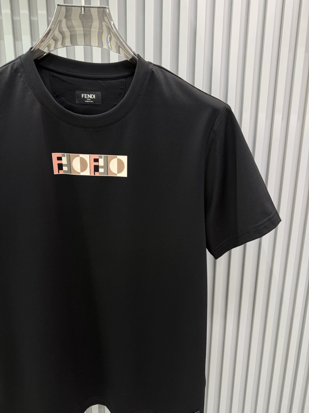 FENDI2026春夏新品的字母印花短袖T恤，设计简约但极具辨识度，适合追求时尚感与品牌调性的穿搭爱好者