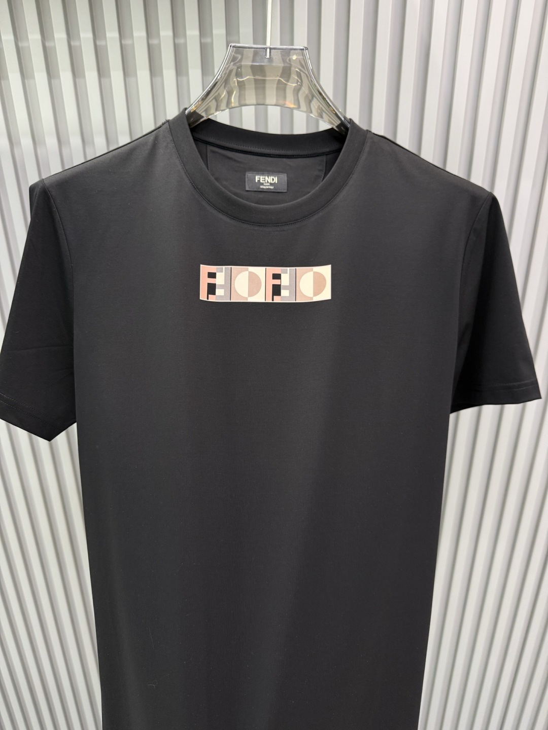 FENDI2026春夏新品的字母印花短袖T恤，设计简约但极具辨识度，适合追求时尚感与品牌调性的穿搭爱好者