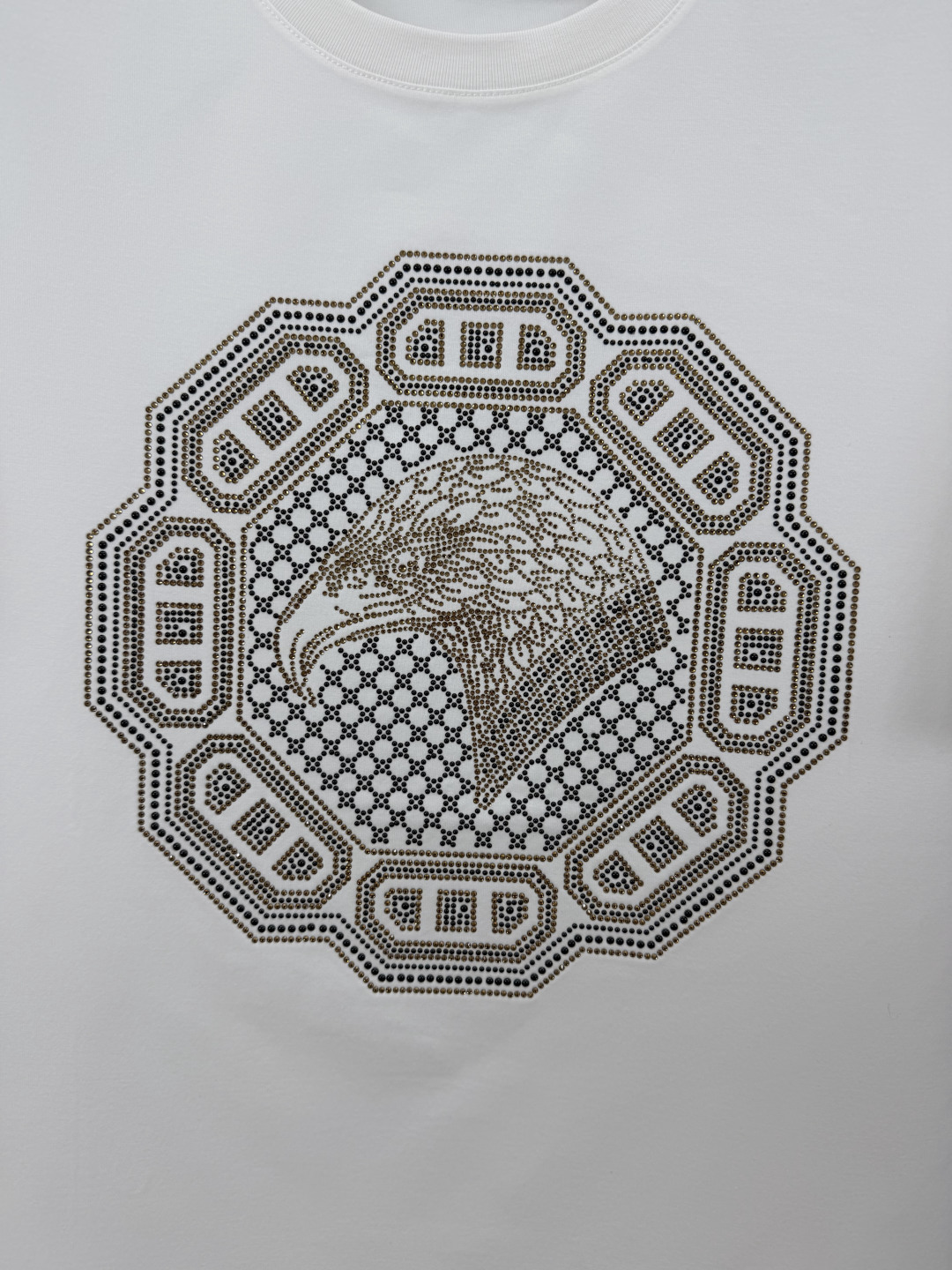 Stefano Ricci·史蒂芬劳尼治 SS26春夏新品标志性鹰头八角形装饰水晶短袖T恤，正面饰水晶点