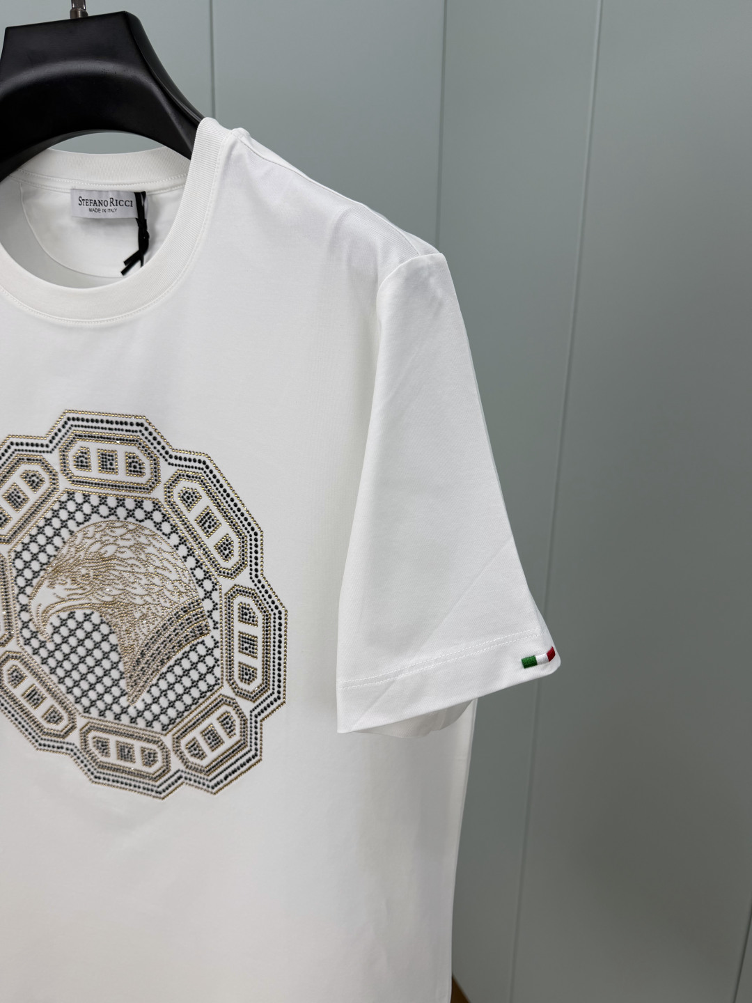 Stefano Ricci·史蒂芬劳尼治 SS26春夏新品标志性鹰头八角形装饰水晶短袖T恤，正面饰水晶点