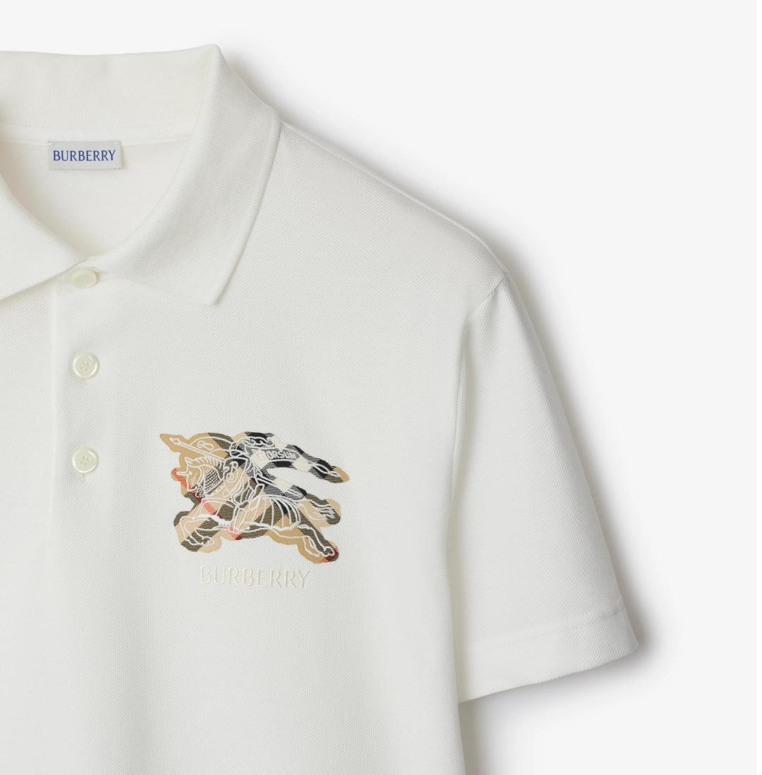 Burberry.巴宝莉 SS26春夏新品马术骑士格纹徽标 Polo衫，以最简约的形式呈现，体现了休闲雅