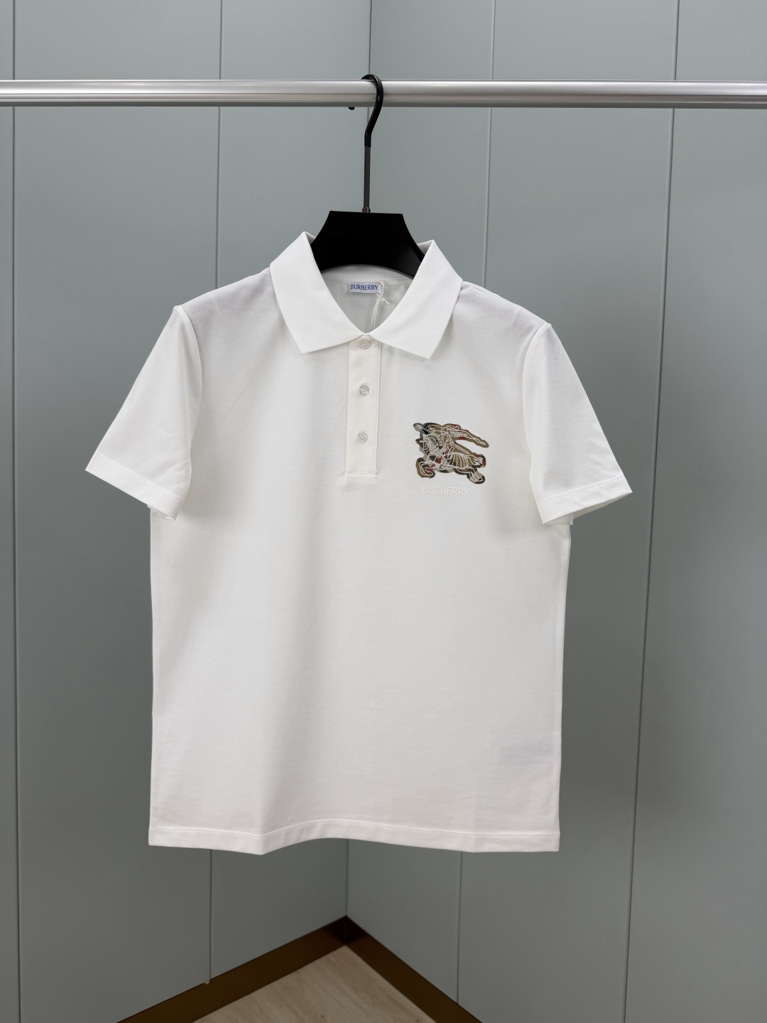 Burberry.巴宝莉 SS26春夏新品马术骑士格纹徽标 Polo衫，以最简约的形式呈现，体现了休闲雅