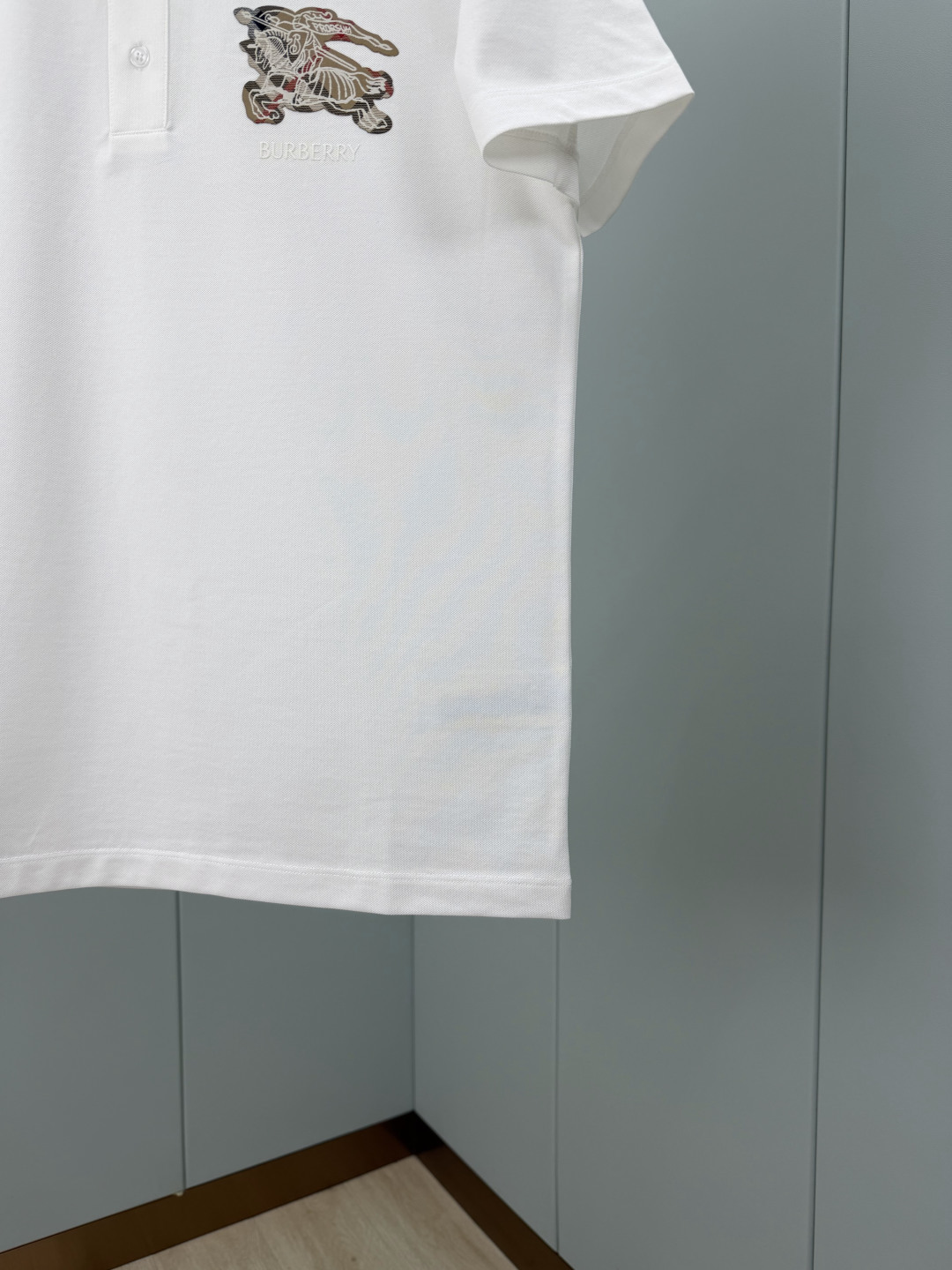 Burberry.巴宝莉 SS26春夏新品马术骑士格纹徽标 Polo衫，以最简约的形式呈现，体现了休闲雅