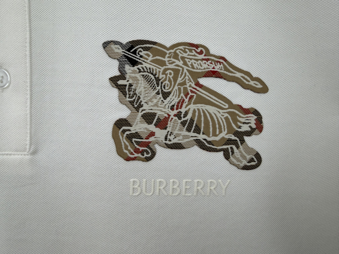 Burberry.巴宝莉 SS26春夏新品马术骑士格纹徽标 Polo衫，以最简约的形式呈现，体现了休闲雅