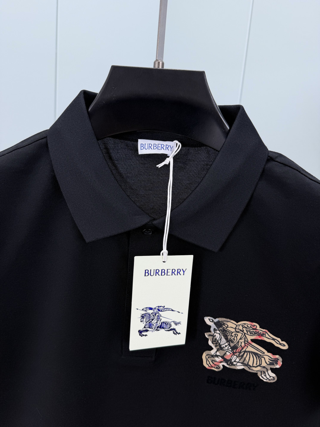 Burberry.巴宝莉 SS26春夏新品马术骑士格纹徽标 Polo衫，以最简约的形式呈现，体现了休闲雅