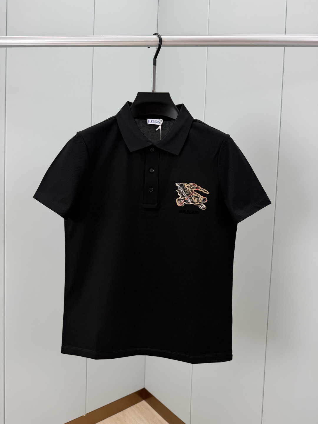 Burberry.巴宝莉 SS26春夏新品马术骑士格纹徽标 Polo衫，以最简约的形式呈现，体现了休闲雅