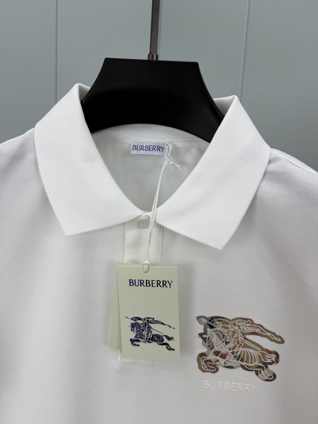 Burberry.巴宝莉 SS26春夏新品马术骑士格纹徽标 Polo衫，以最简约的形式呈现，体现了休闲雅