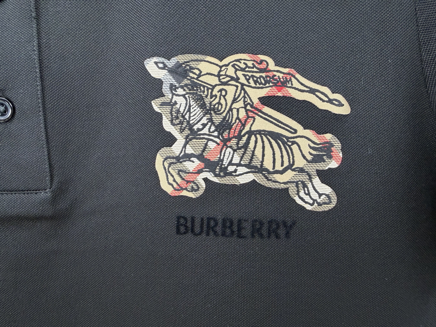 Burberry.巴宝莉 SS26春夏新品马术骑士格纹徽标 Polo衫，以最简约的形式呈现，体现了休闲雅