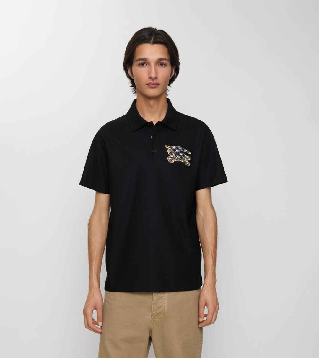 Burberry.巴宝莉 SS26春夏新品马术骑士格纹徽标 Polo衫，以最简约的形式呈现，体现了休闲雅