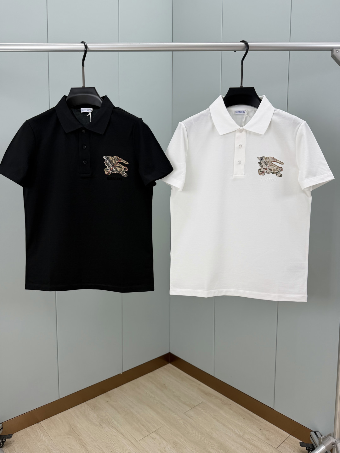 Burberry.巴宝莉 SS26春夏新品马术骑士格纹徽标 Polo衫，以最简约的形式呈现，体现了休闲雅