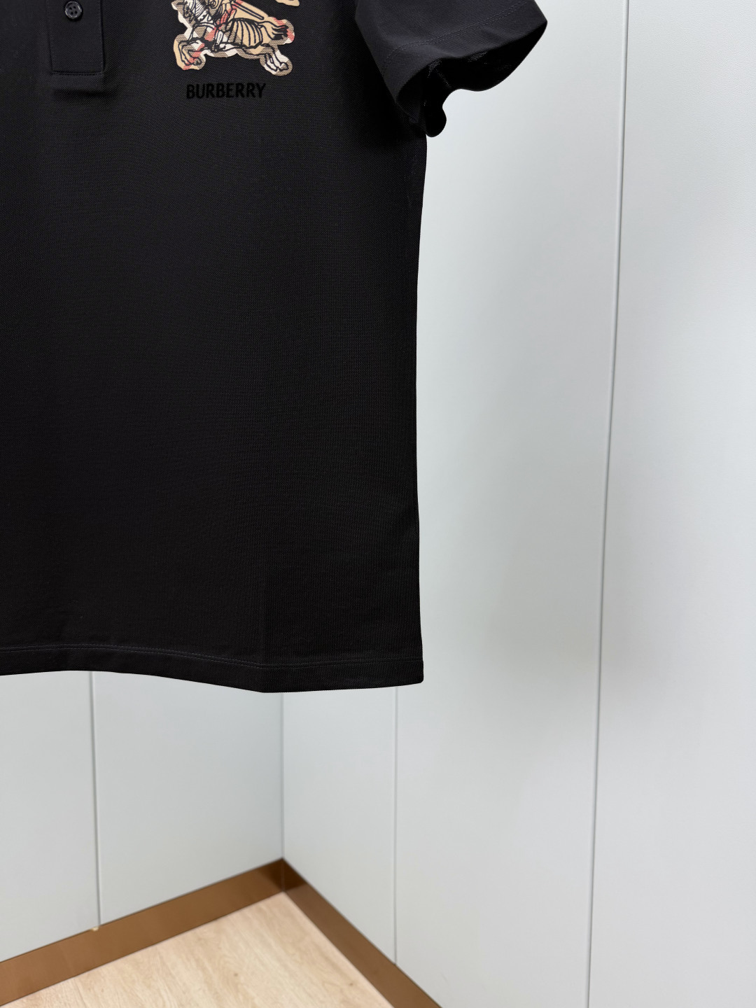 Burberry.巴宝莉 SS26春夏新品马术骑士格纹徽标 Polo衫，以最简约的形式呈现，体现了休闲雅