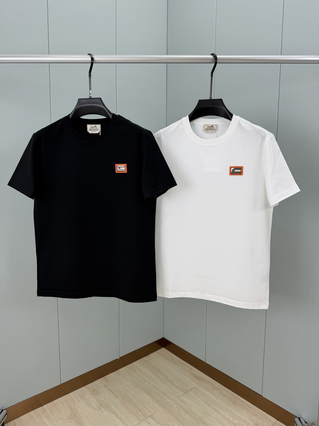 Hermès.爱马仕 SS26春夏新品品牌字母五金皮革徽章短袖T恤，正面胸前饰橙色皮革+品牌字母五金组合