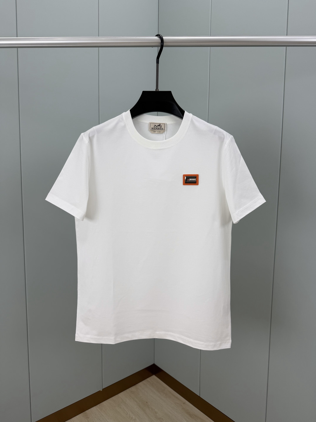 Hermès.爱马仕 SS26春夏新品品牌字母五金皮革徽章短袖T恤，正面胸前饰橙色皮革+品牌字母五金组合