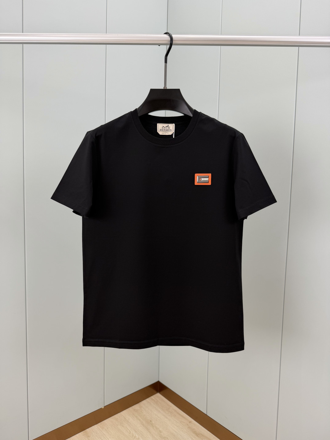Hermès.爱马仕 SS26春夏新品品牌字母五金皮革徽章短袖T恤，正面胸前饰橙色皮革+品牌字母五金组合