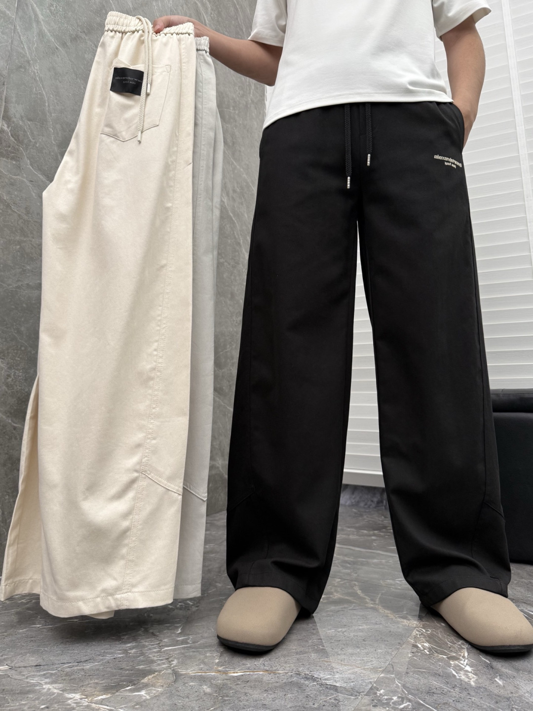 大王 春夏季新款休闲裤，裤子侧向饰有大王植绒字母设计，辨识度颇为鲜明，弹性松紧腰边抽绳束脚设计，面料手感
