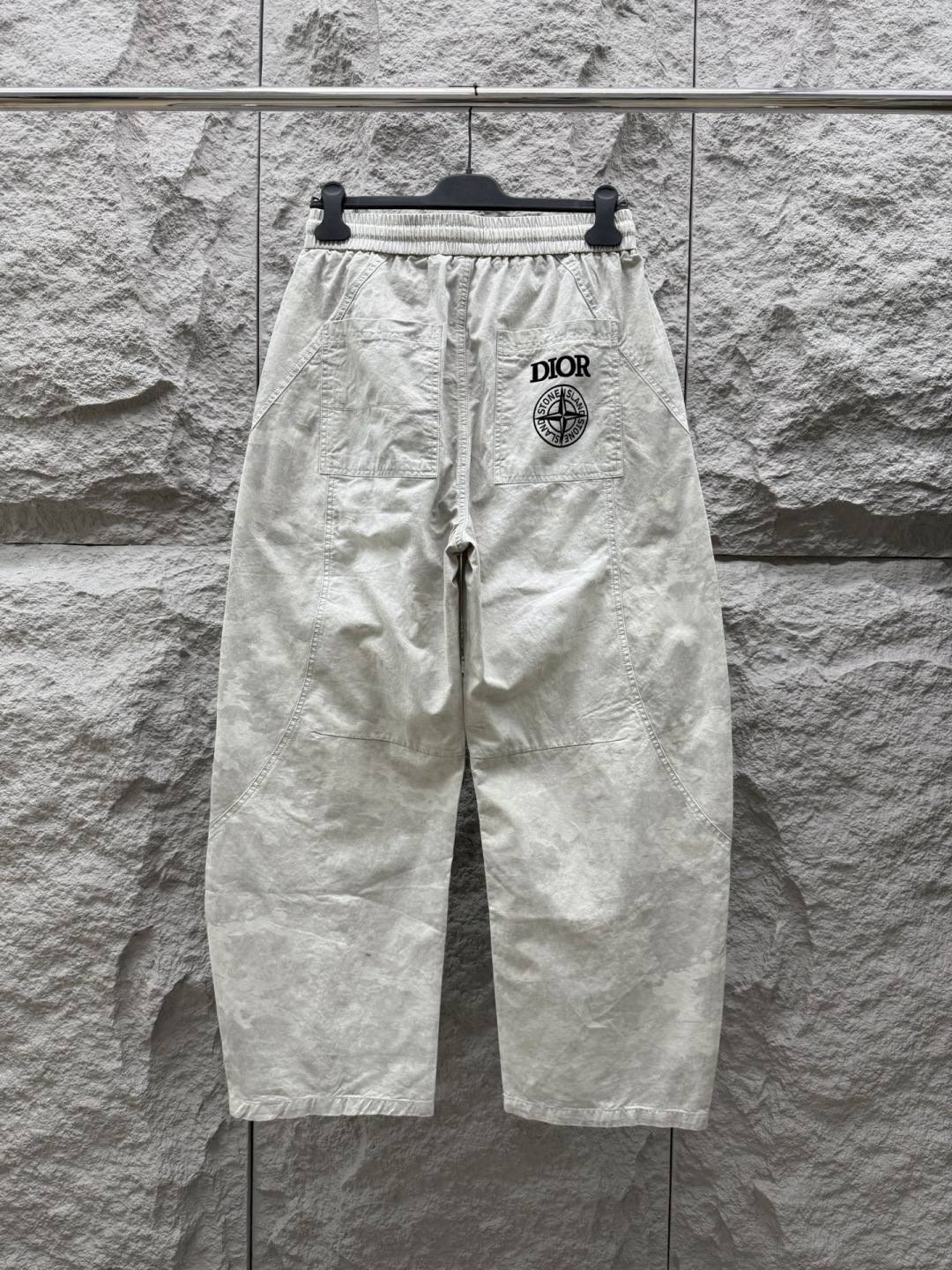 CD乂石头岛🔥🔥春夏季休闲直筒长裤，采用优质棉质材质，挺括有型，前后植绒标识点缀，上身足够吸睛且回头率爆