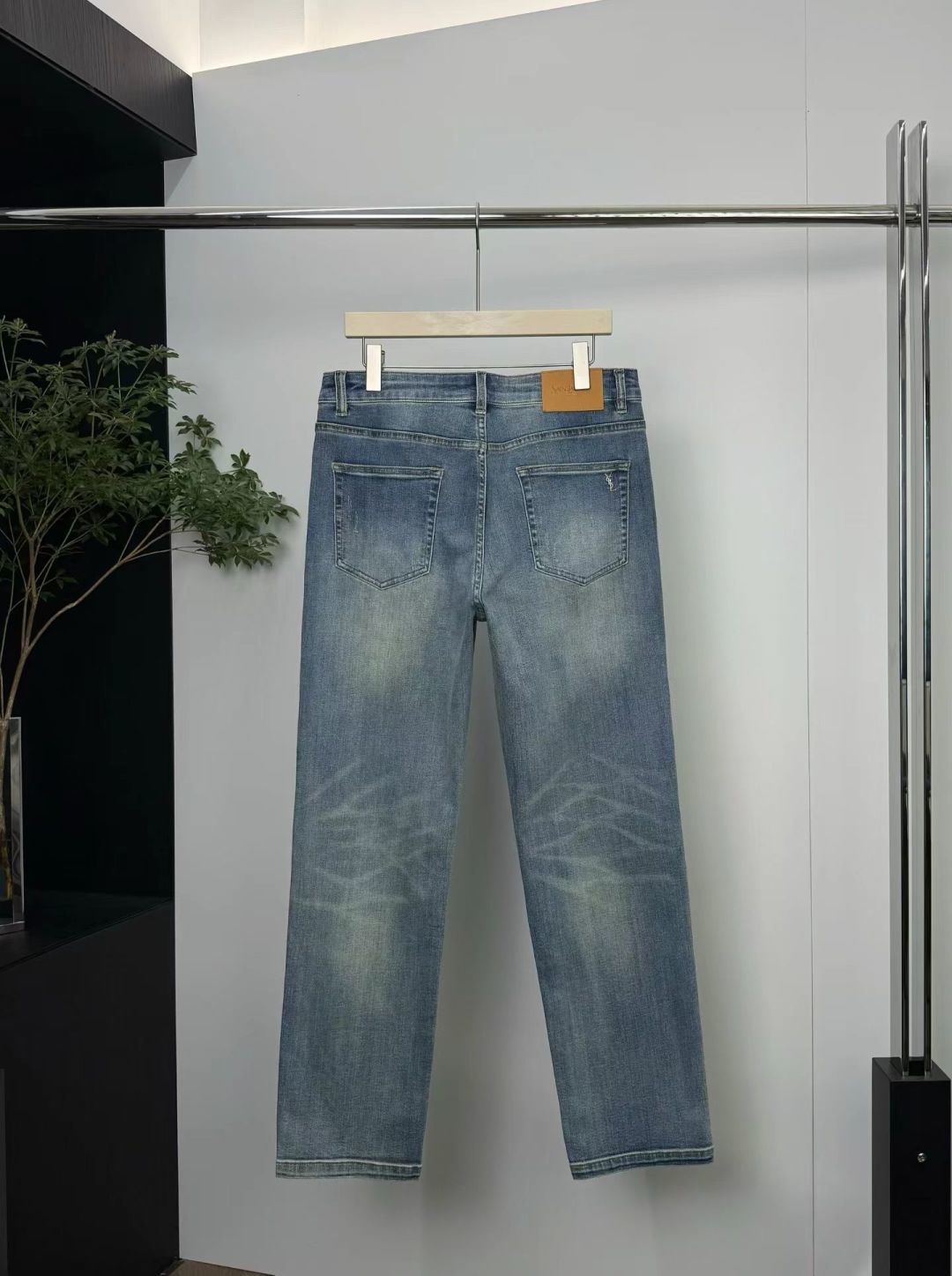 品牌：YSL季度：2026春夏颜色：蓝色尺码：29—36码版型：小直筒版 牛仔裤重量：10.75安成分：