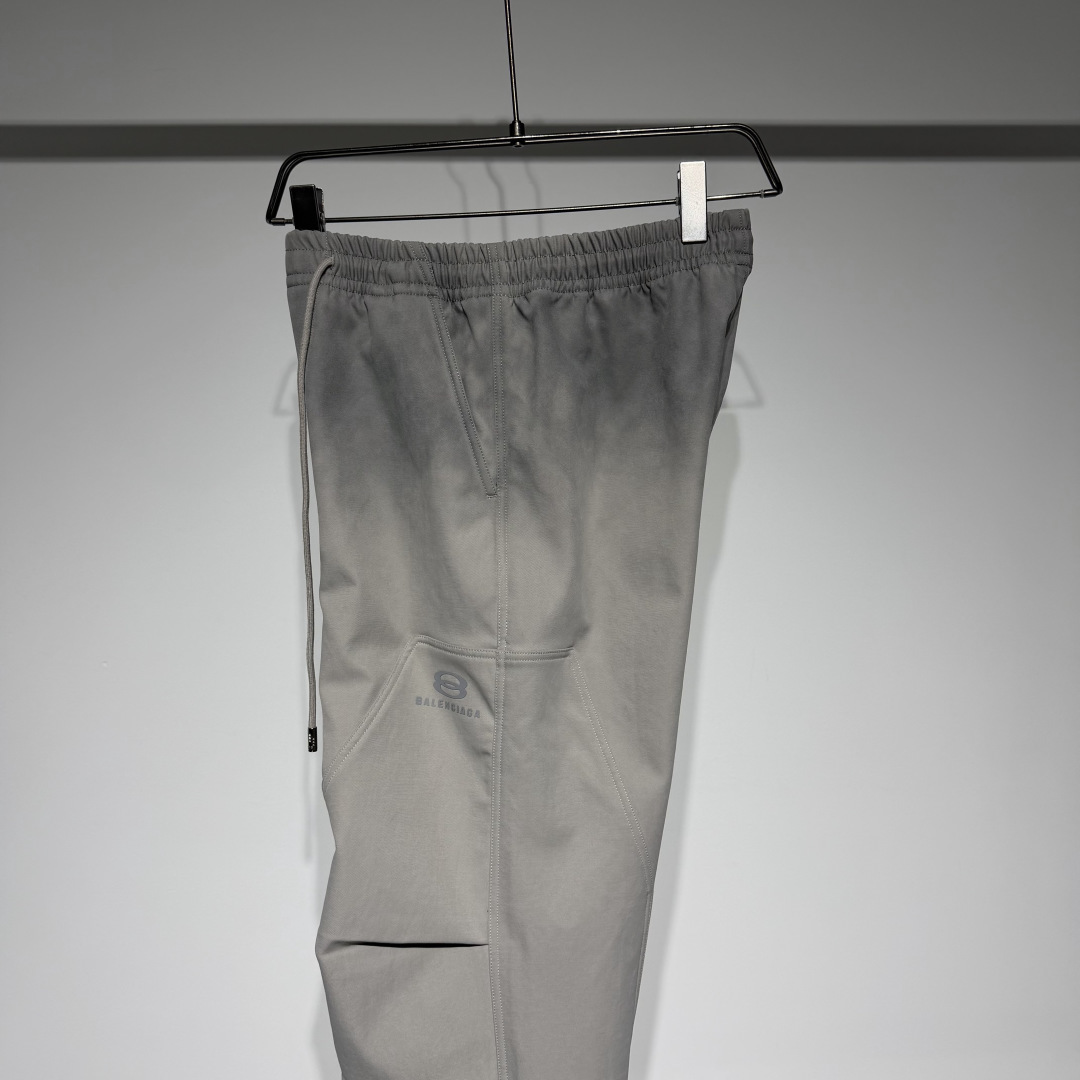 Balenciaga 巴黎世家时尚休闲工装裤！采用工装立体剪裁层次鲜明！复合加绒面料水洗扎染做旧不易褪色