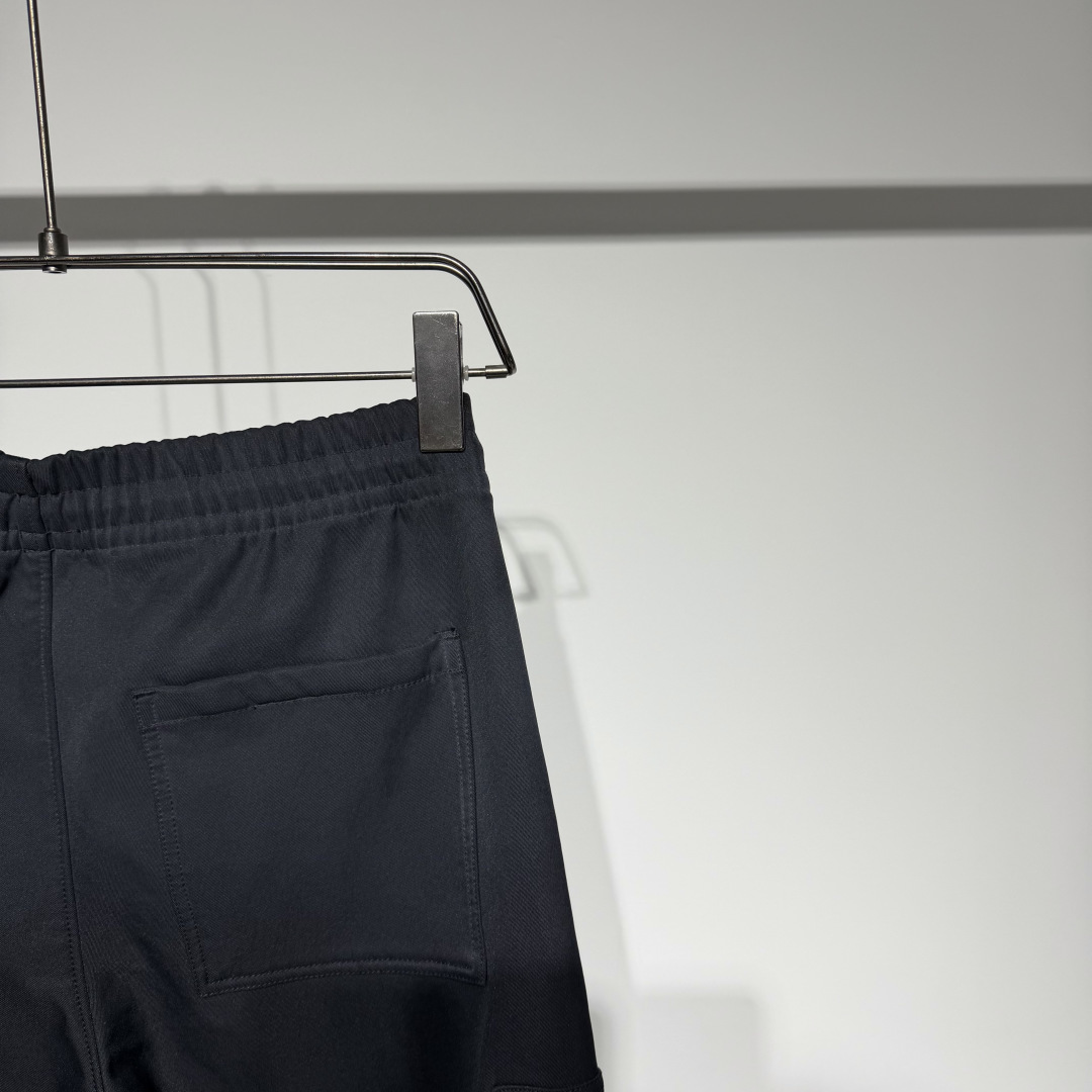Balenciaga 巴黎世家时尚休闲工装裤！采用工装立体剪裁层次鲜明！复合加绒面料水洗扎染做旧不易褪色