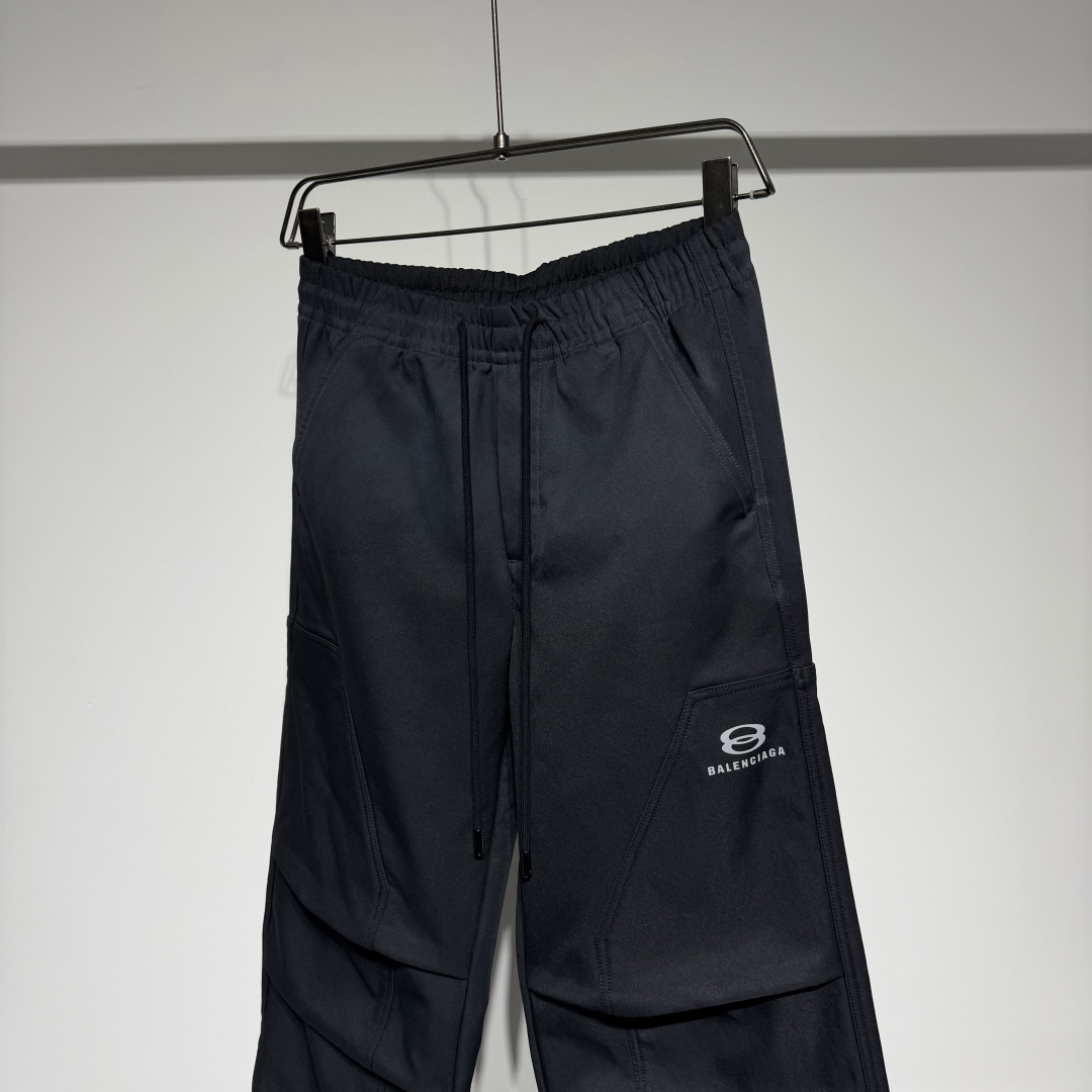 Balenciaga 巴黎世家时尚休闲工装裤！采用工装立体剪裁层次鲜明！复合加绒面料水洗扎染做旧不易褪色